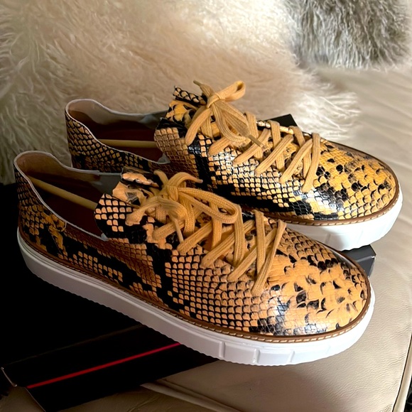 NIB/Vince Camuto Raiza lace up sneaker in sandstone python. Size 10 - Picture 2 of 7